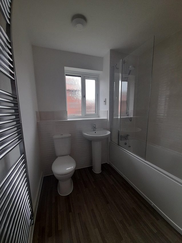 P569 Yew Tree Bathroom