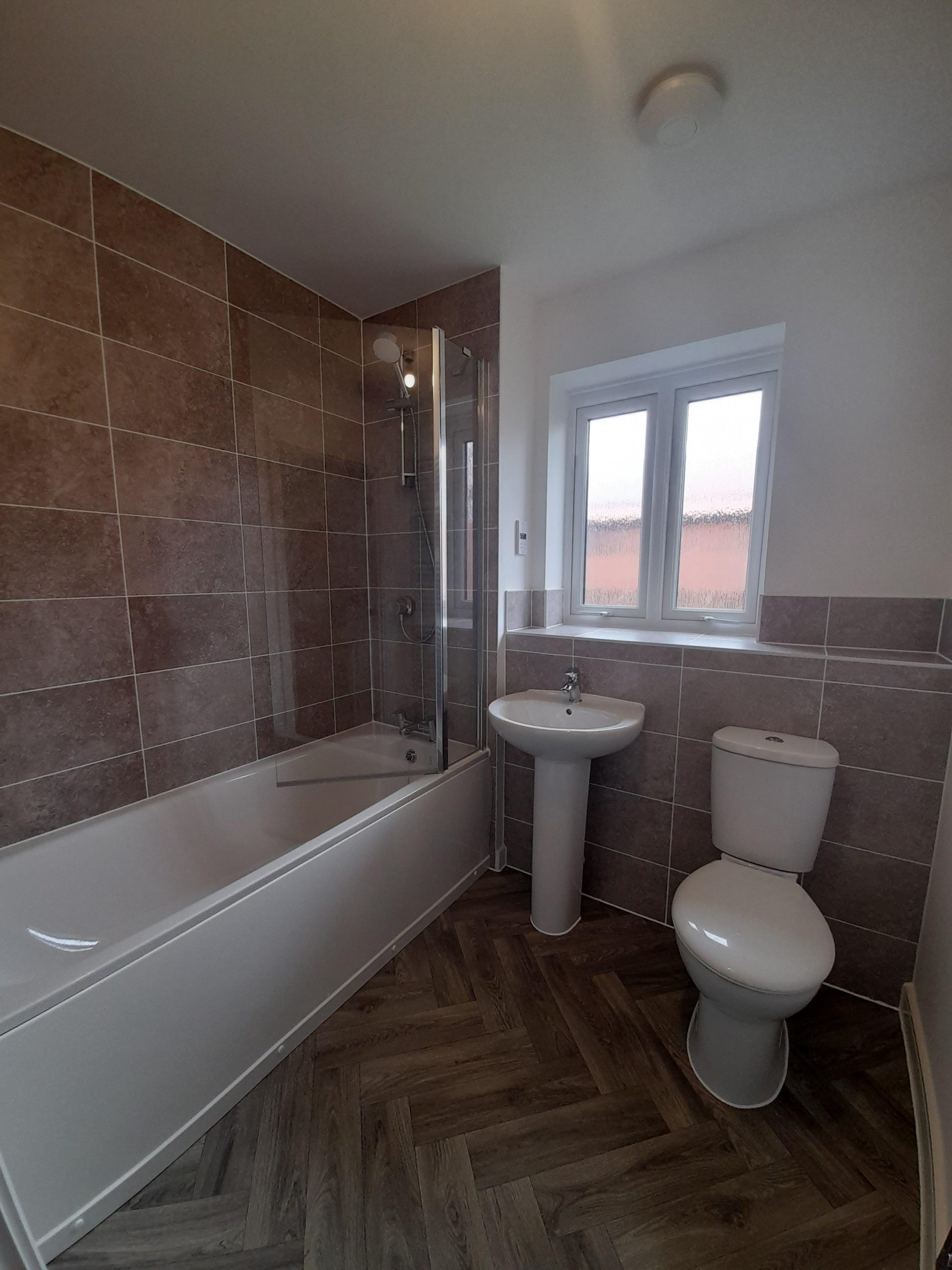 P571 Yew Tree Bathroom