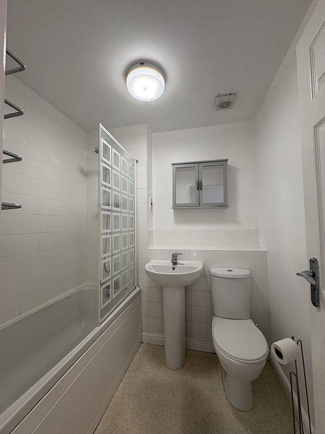 11 Cowdrey Close Bathroom