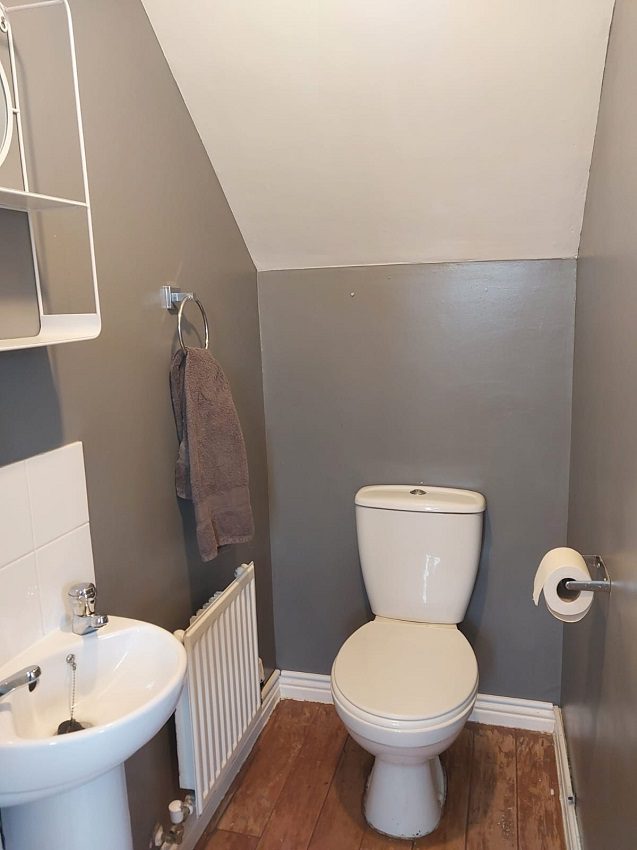11 Cowdrey Close Downstairs Wc