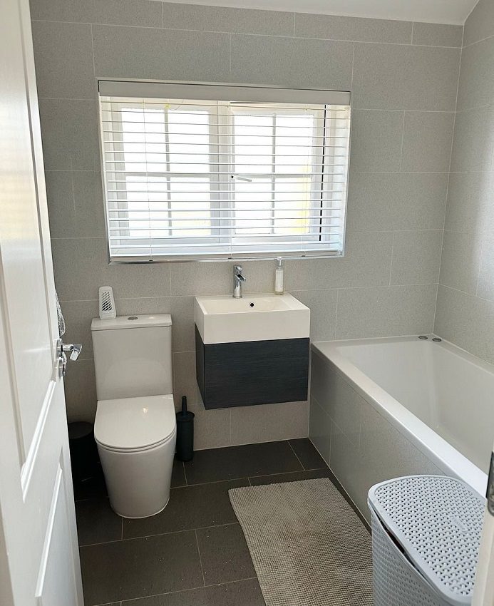 65 Chapel Rise Bathroom