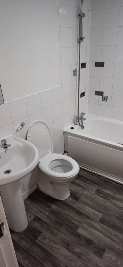Flat 11, 4 Rea Place Bathroom