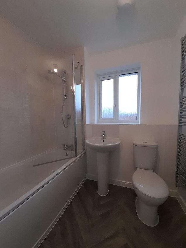 P363 Yew Tree Bathroom