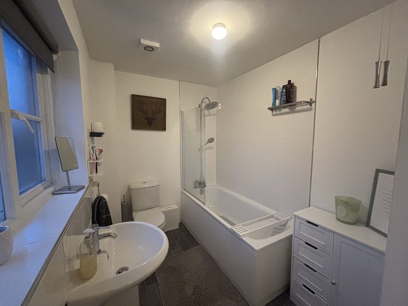 30 Berrowside Bathroom