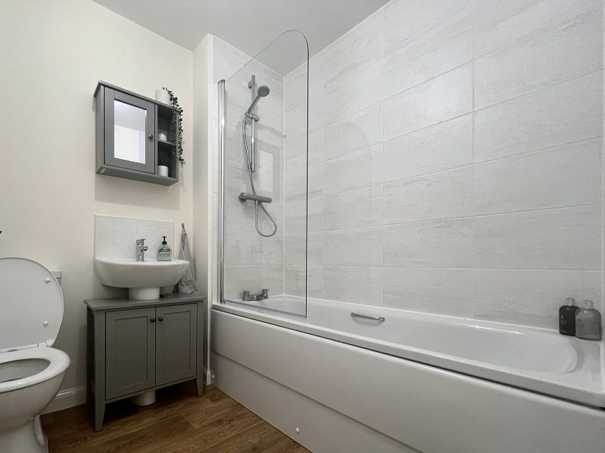 14 Red Oak Drive Main Bathroom 1