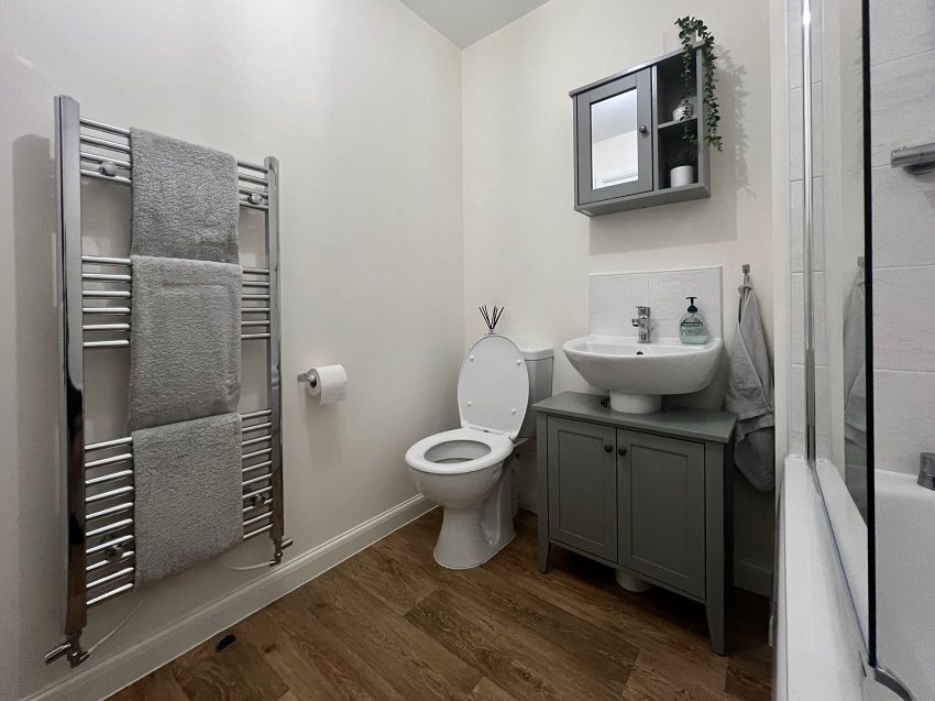 14 Red Oak Drive Main Bathroom 2