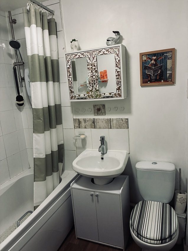 17 Bell Court Bathroom