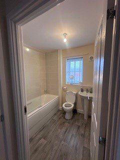 8 Tulip Tree Road Bathroom